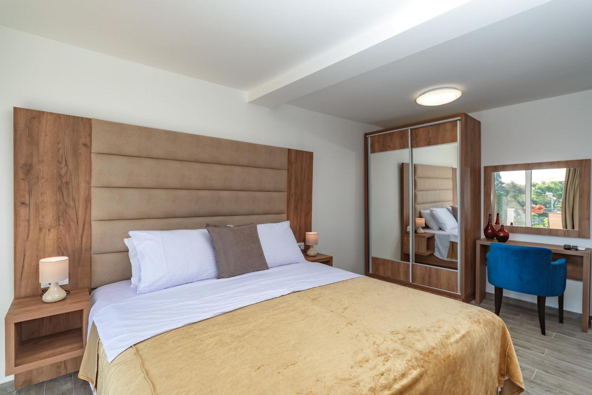 Mika'S Seaview Apartments Bar Bilik gambar